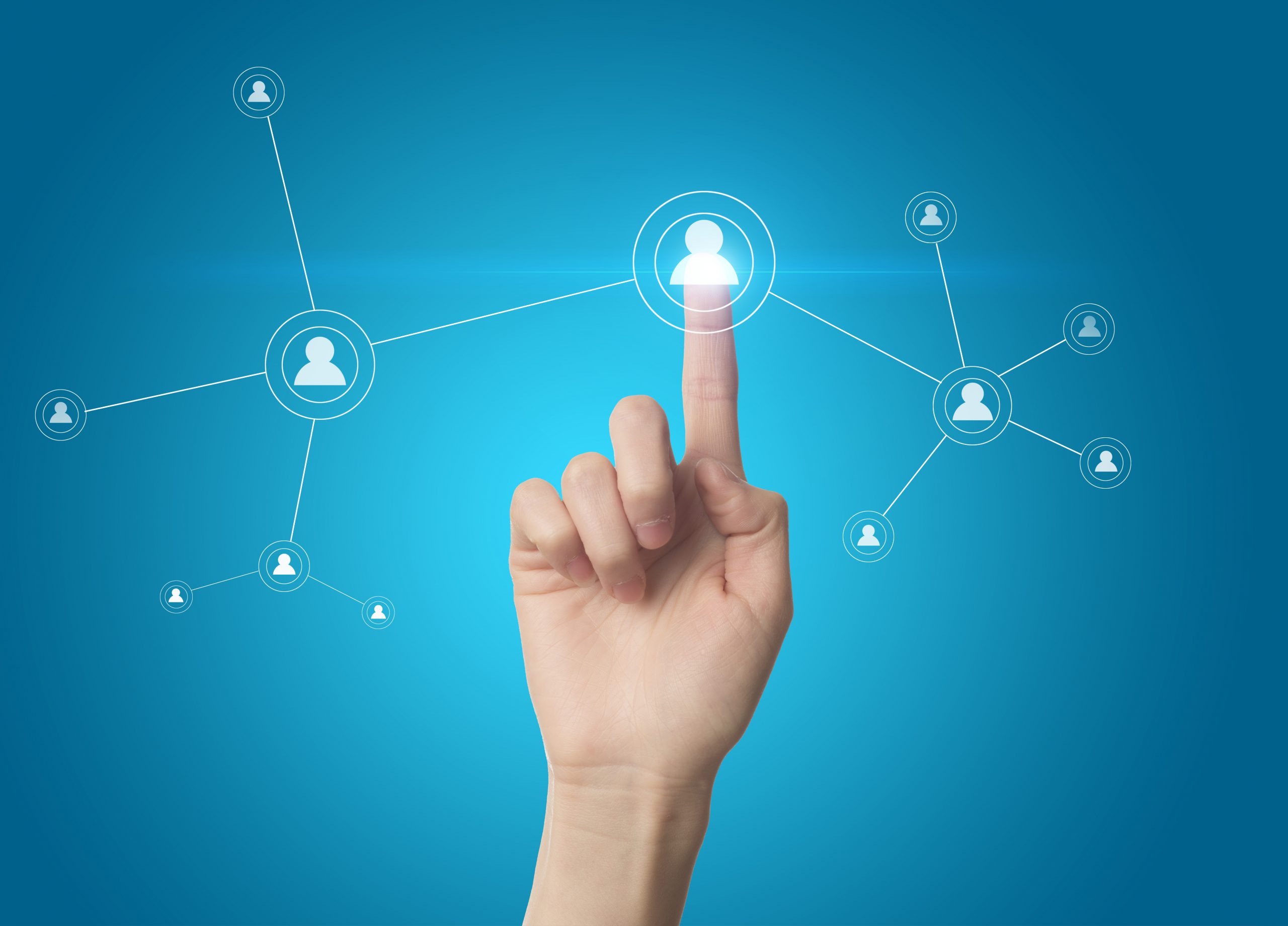 dito-che-preme-un-pulsante-social-network-su-un-touch-screen